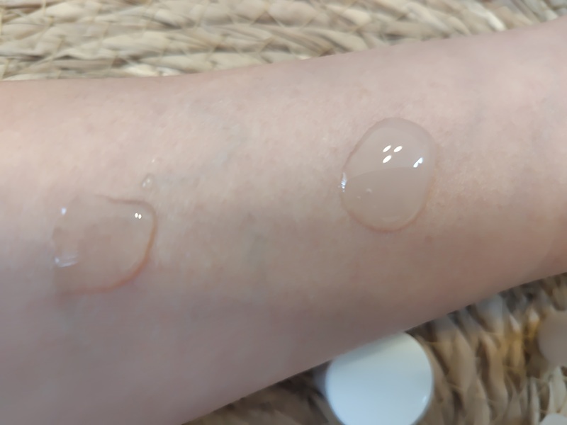 透明なイハダ、白濁してるカルテHDの化粧水