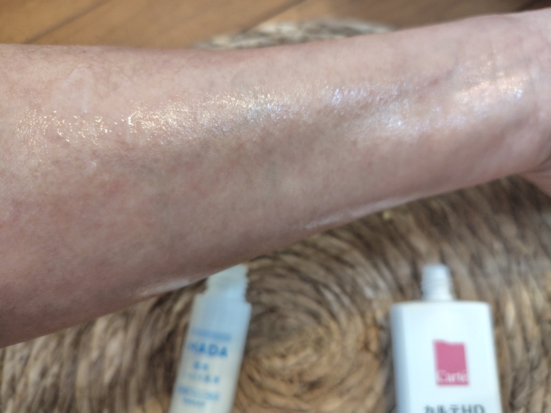 イハダとカルテHDの乳液をしっかりとなじませた