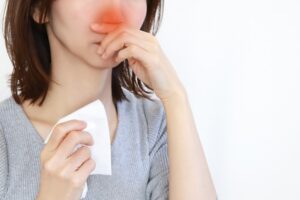 鼻をかむ女性